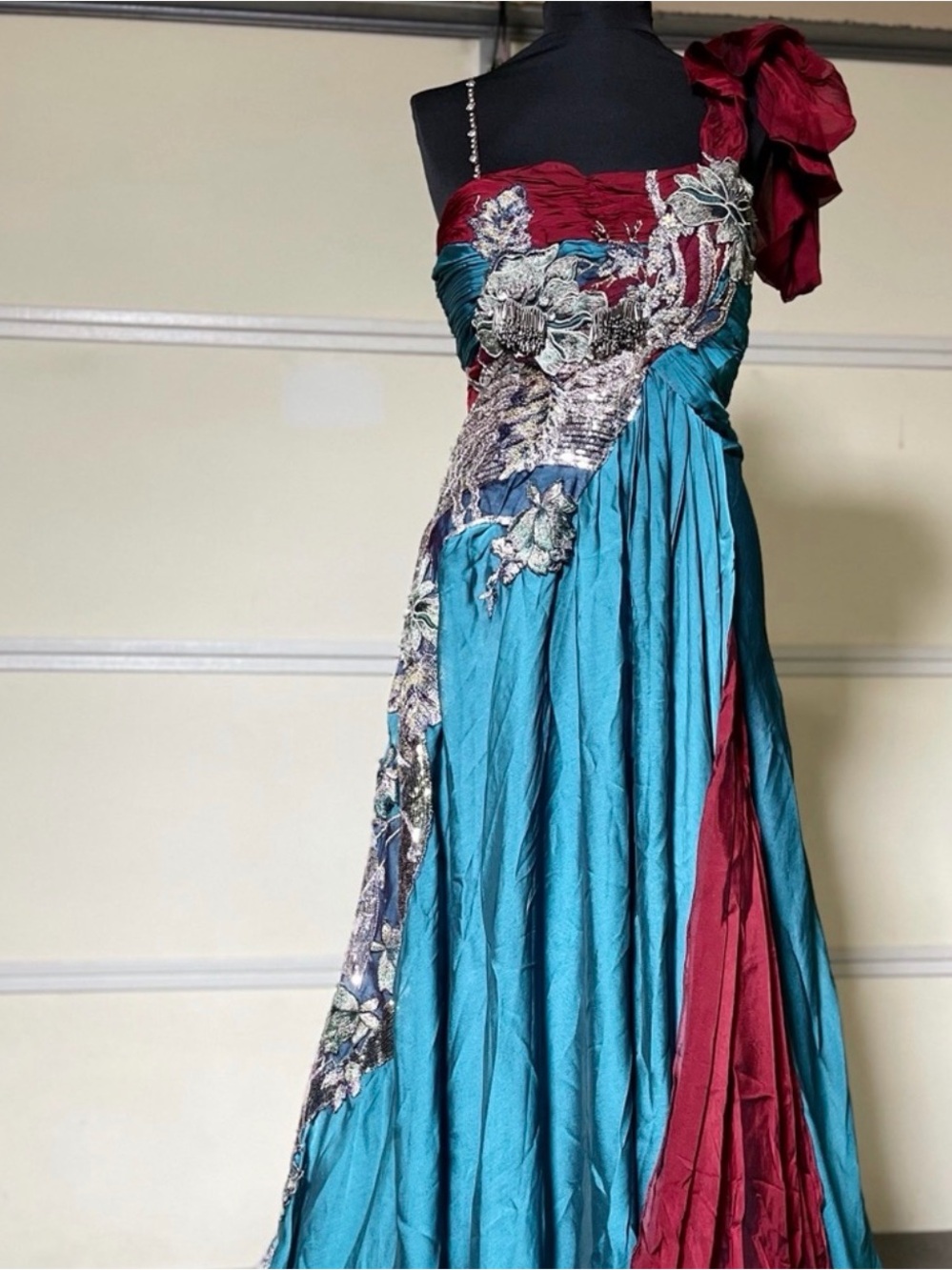 Couture Vintage Silk Stunning Gown  M/L With Hand Beaded lace Detail MSRP 2.295$ - Picture 3 of 8